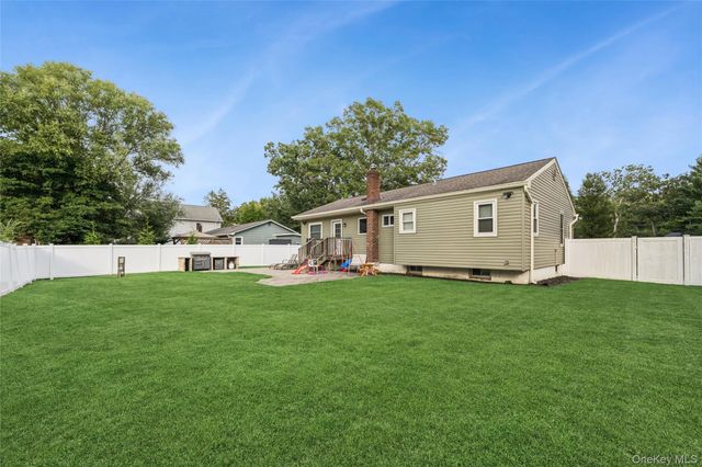 6 Rosewood Road, Rocky Point, NY 11778