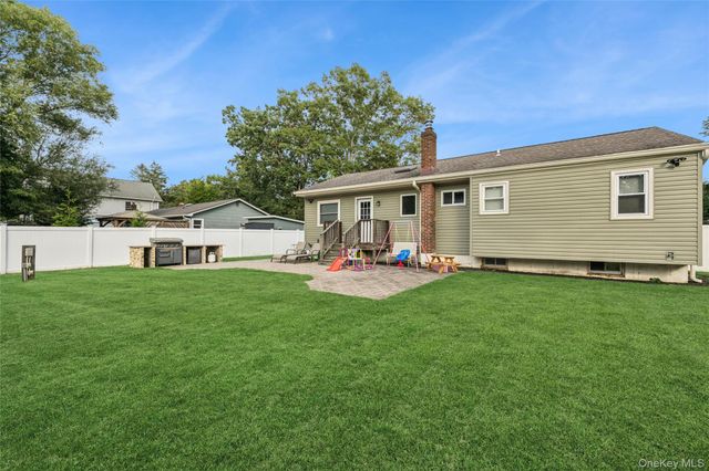 6 Rosewood Road, Rocky Point, NY 11778