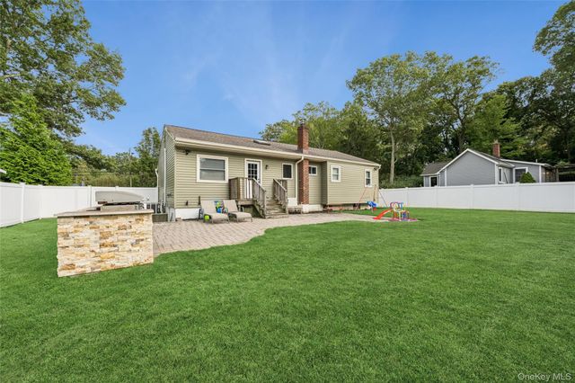 6 Rosewood Road, Rocky Point, NY 11778