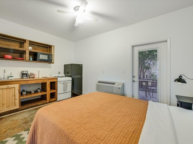 300 Garwood ST, Smithville, TX 78957