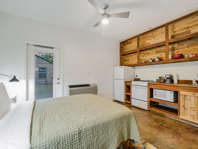300 Garwood ST, Smithville, TX 78957