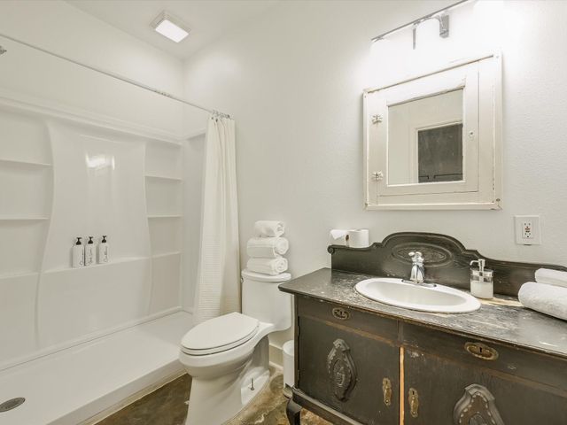 300 Garwood ST, Smithville, TX 78957