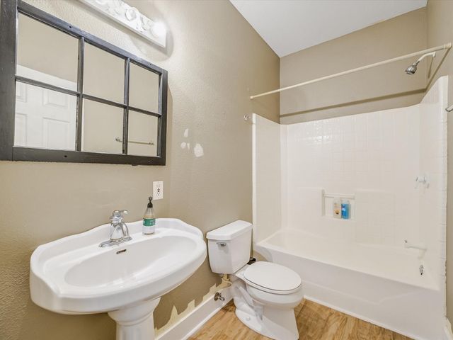 300 Garwood ST, Smithville, TX 78957