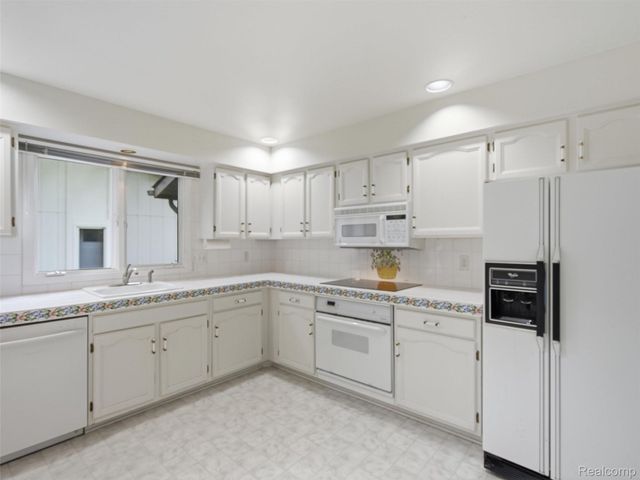 2281 Forest Glen, West Bloomfield Charter Township, MI 48324