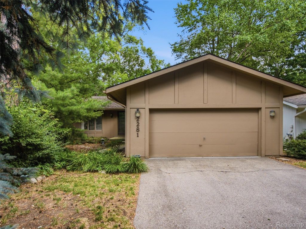 2281 Forest Glen, West Bloomfield Charter Township, MI 48324