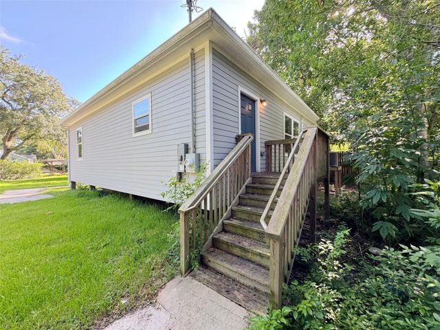 303 S 4th Street, Alvin, TX 77511