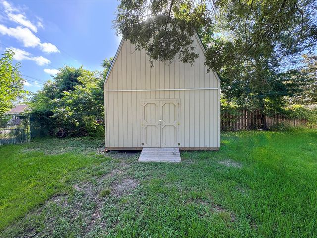 303 S 4th Street, Alvin, TX 77511