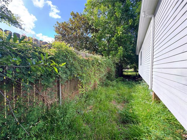 303 S 4th Street, Alvin, TX 77511