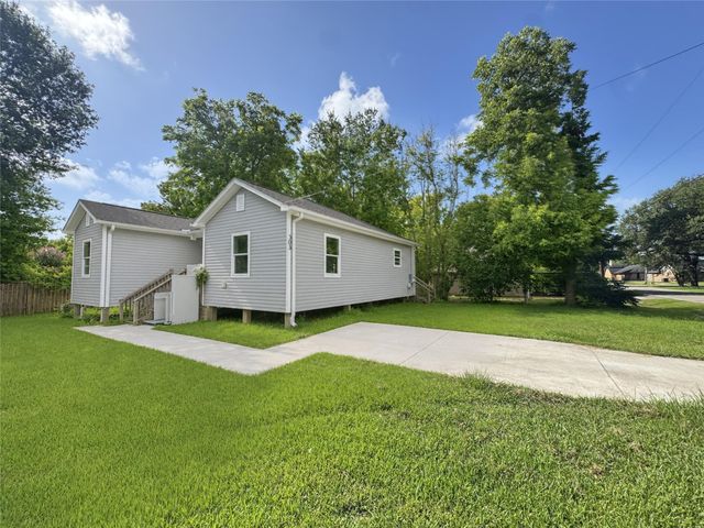 303 S 4th Street, Alvin, TX 77511