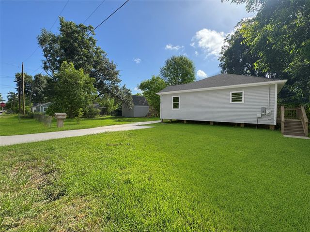 303 S 4th Street, Alvin, TX 77511