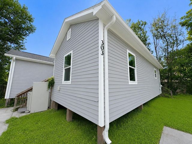 303 S 4th Street, Alvin, TX 77511