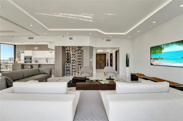 20281 E Country Club Dr PH14, Aventura, FL 33180