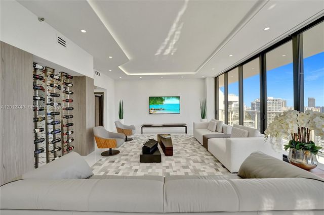 20281 E Country Club Dr PH14, Aventura, FL 33180