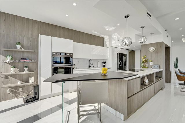 20281 E Country Club Dr PH14, Aventura, FL 33180