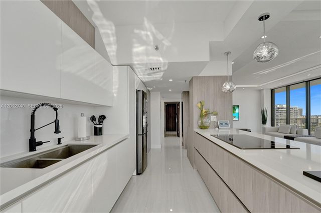 20281 E Country Club Dr PH14, Aventura, FL 33180
