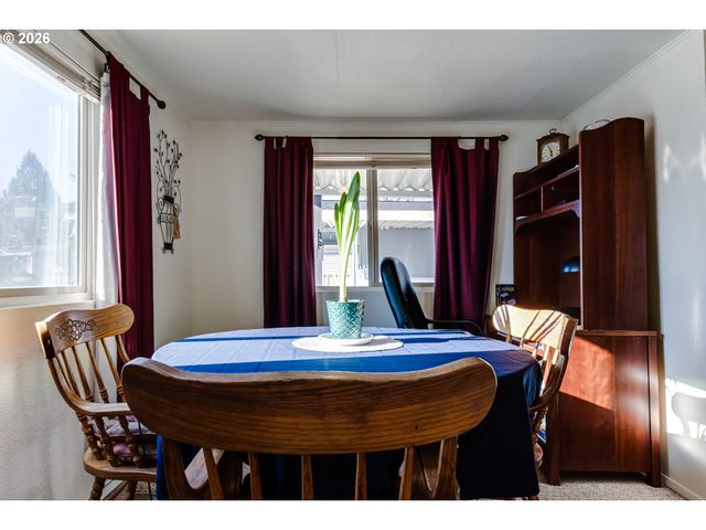 1400 CANDLELIGHT Dr, Eugene, OR 97402