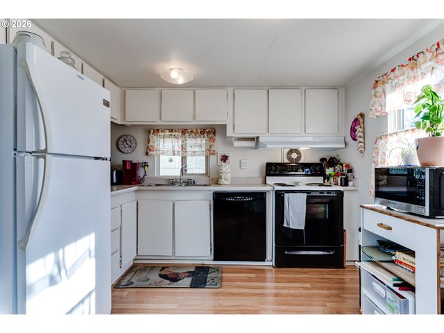 1400 CANDLELIGHT Dr, Eugene, OR 97402