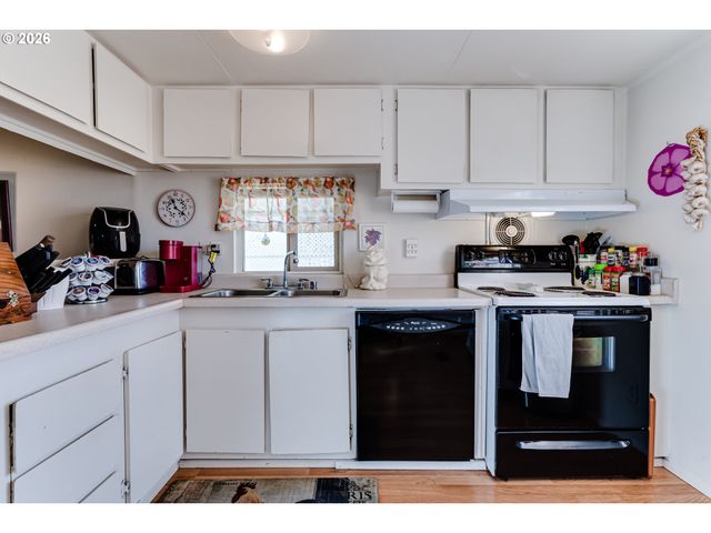 1400 CANDLELIGHT Dr, Eugene, OR 97402