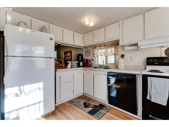 1400 CANDLELIGHT Dr, Eugene, OR 97402