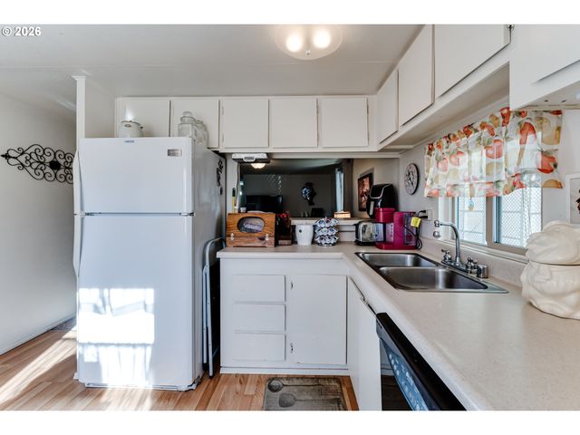 1400 CANDLELIGHT Dr, Eugene, OR 97402