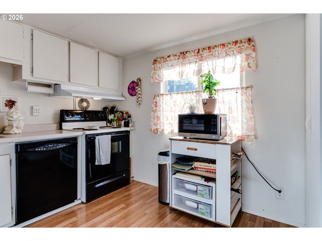 1400 CANDLELIGHT Dr, Eugene, OR 97402