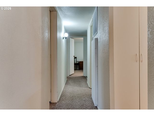 1400 CANDLELIGHT Dr, Eugene, OR 97402