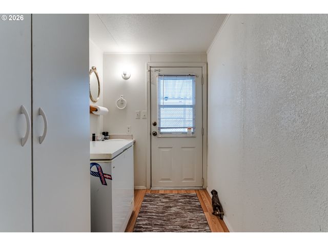 1400 CANDLELIGHT Dr, Eugene, OR 97402