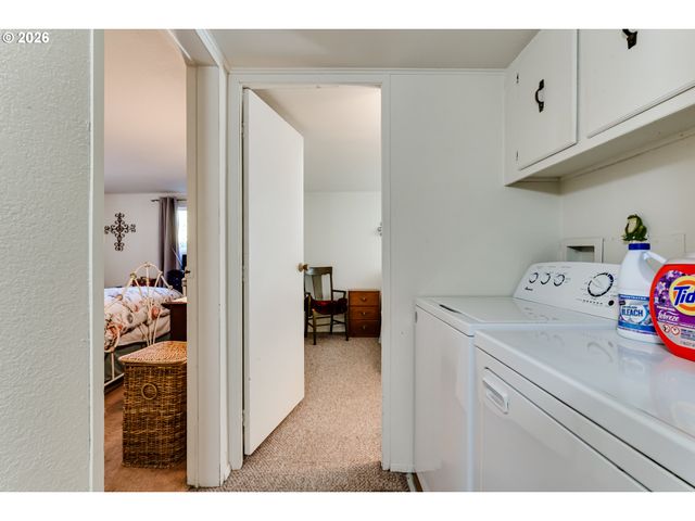 1400 CANDLELIGHT Dr, Eugene, OR 97402