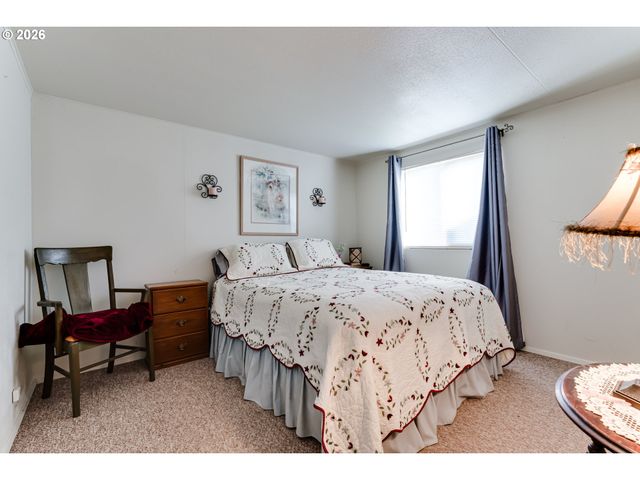 1400 CANDLELIGHT Dr, Eugene, OR 97402