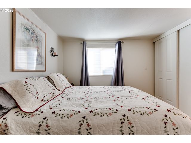 1400 CANDLELIGHT Dr, Eugene, OR 97402