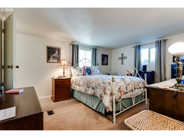 1400 CANDLELIGHT Dr, Eugene, OR 97402