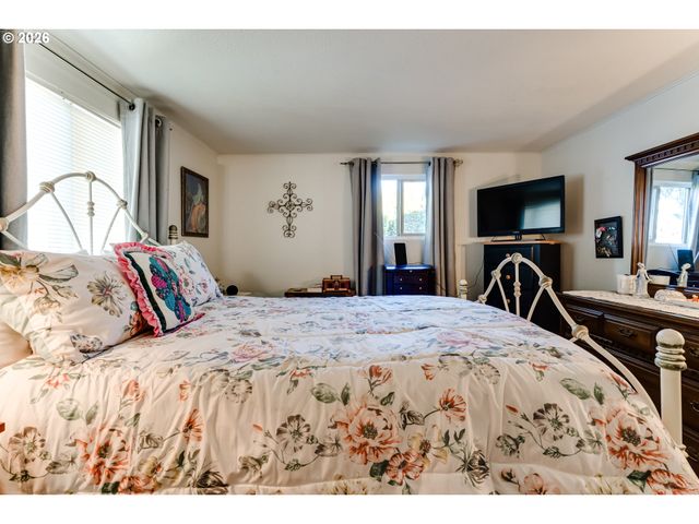 1400 CANDLELIGHT Dr, Eugene, OR 97402