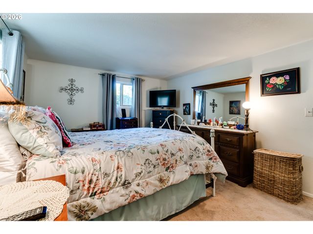 1400 CANDLELIGHT Dr, Eugene, OR 97402