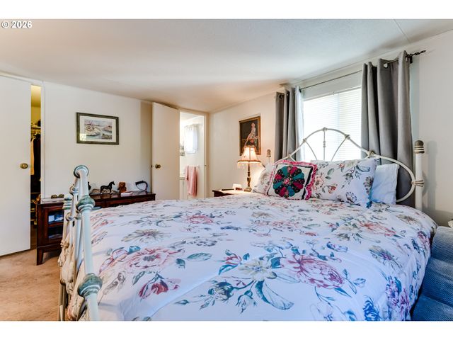 1400 CANDLELIGHT Dr, Eugene, OR 97402