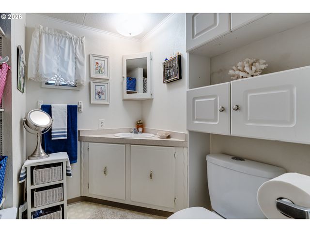 1400 CANDLELIGHT Dr, Eugene, OR 97402