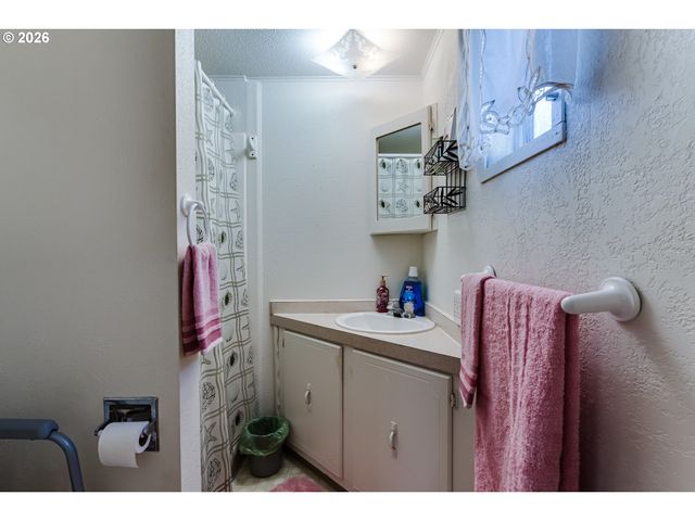 1400 CANDLELIGHT Dr, Eugene, OR 97402