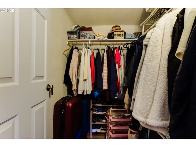 1400 CANDLELIGHT Dr, Eugene, OR 97402