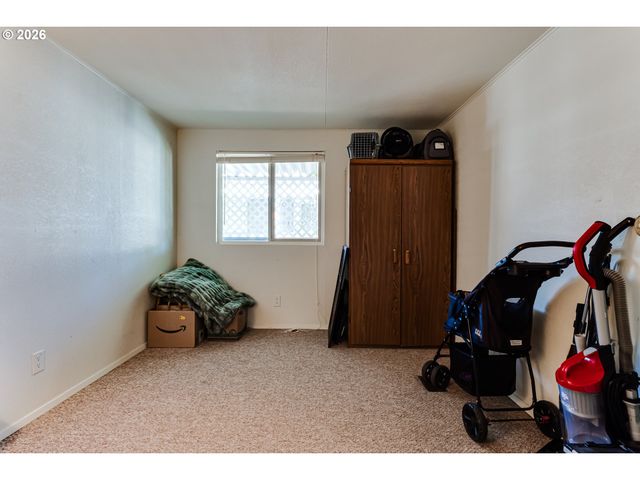 1400 CANDLELIGHT Dr, Eugene, OR 97402