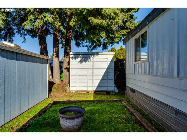 1400 CANDLELIGHT Dr, Eugene, OR 97402