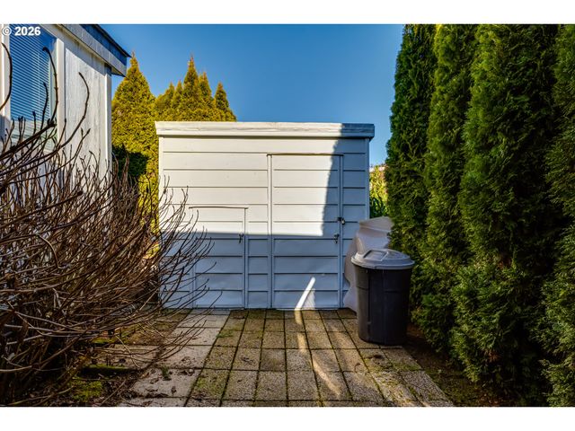 1400 CANDLELIGHT Dr, Eugene, OR 97402