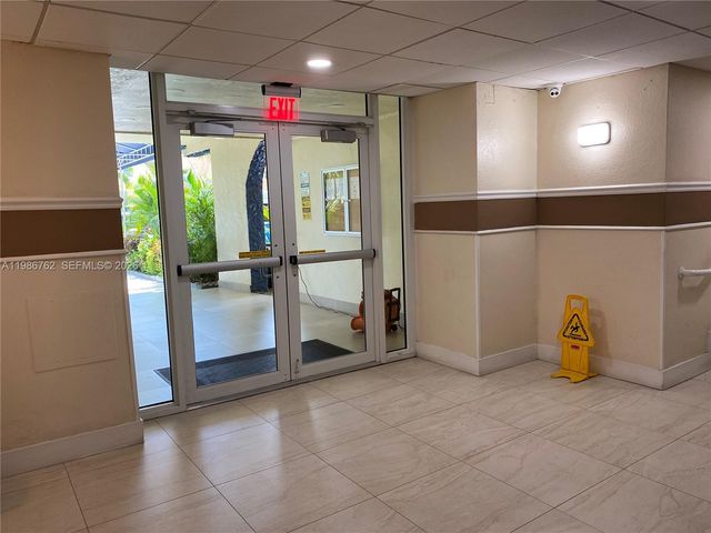 4550 NW 9th St 215E, Miami, FL 33126