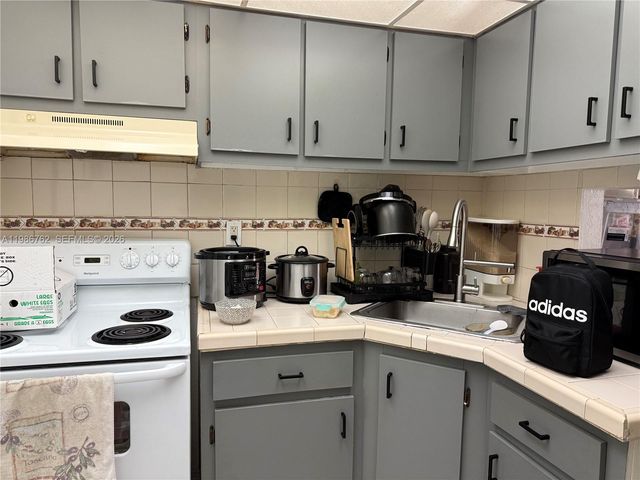 4550 NW 9th St 215E, Miami, FL 33126