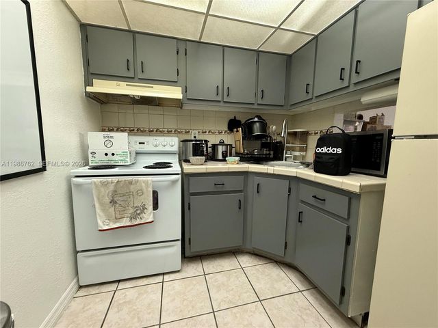 4550 NW 9th St 215E, Miami, FL 33126