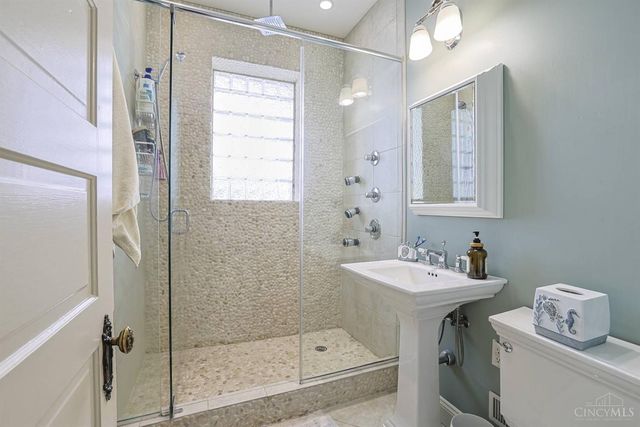 1704 E McMillan Street, Cincinnati, OH 45206