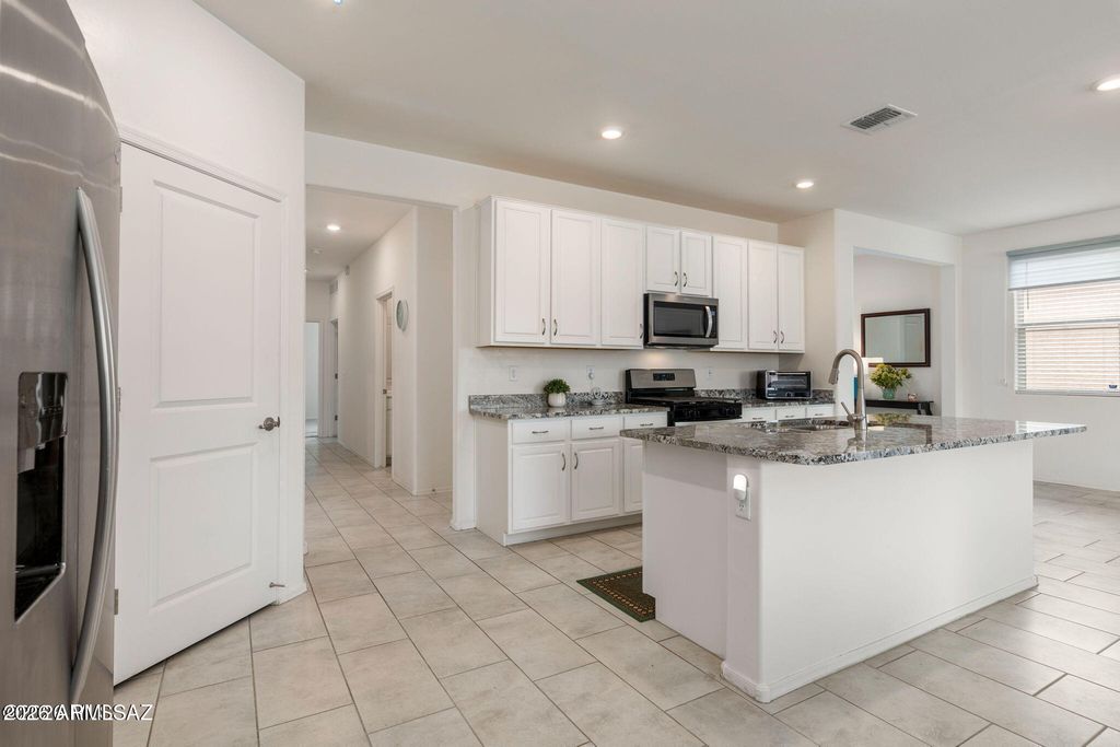 Image 9 of property listing at 8686 N CALLE LA CANOA --, Tucson, AZ 85742