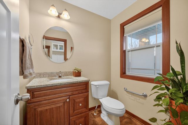 704 N 14th Avenue, Winterset, IA 50273