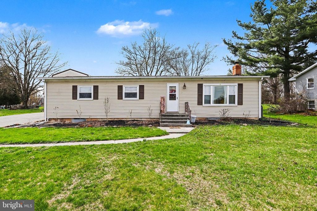 32 PINE RD, Abbottstown, PA 17301