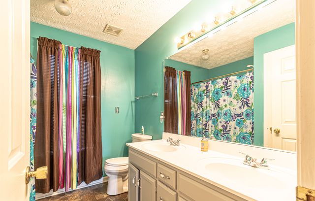 3321 Greenspoint Dr, Clarksville, TN 37042