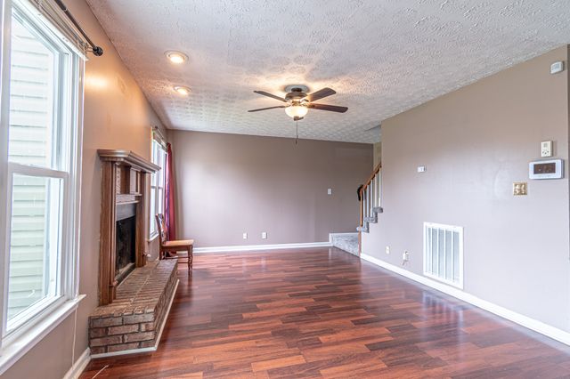 3321 Greenspoint Dr, Clarksville, TN 37042