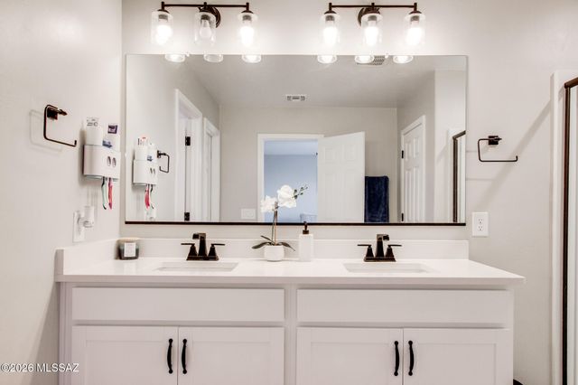 7877 S Wolf Creek Drive, Tucson, AZ 85757
